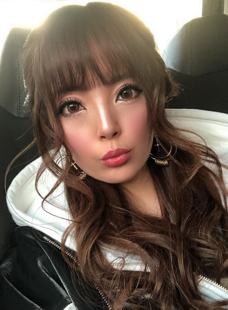 Hitomi Tanaka @hitomi_official sexy photo in a car