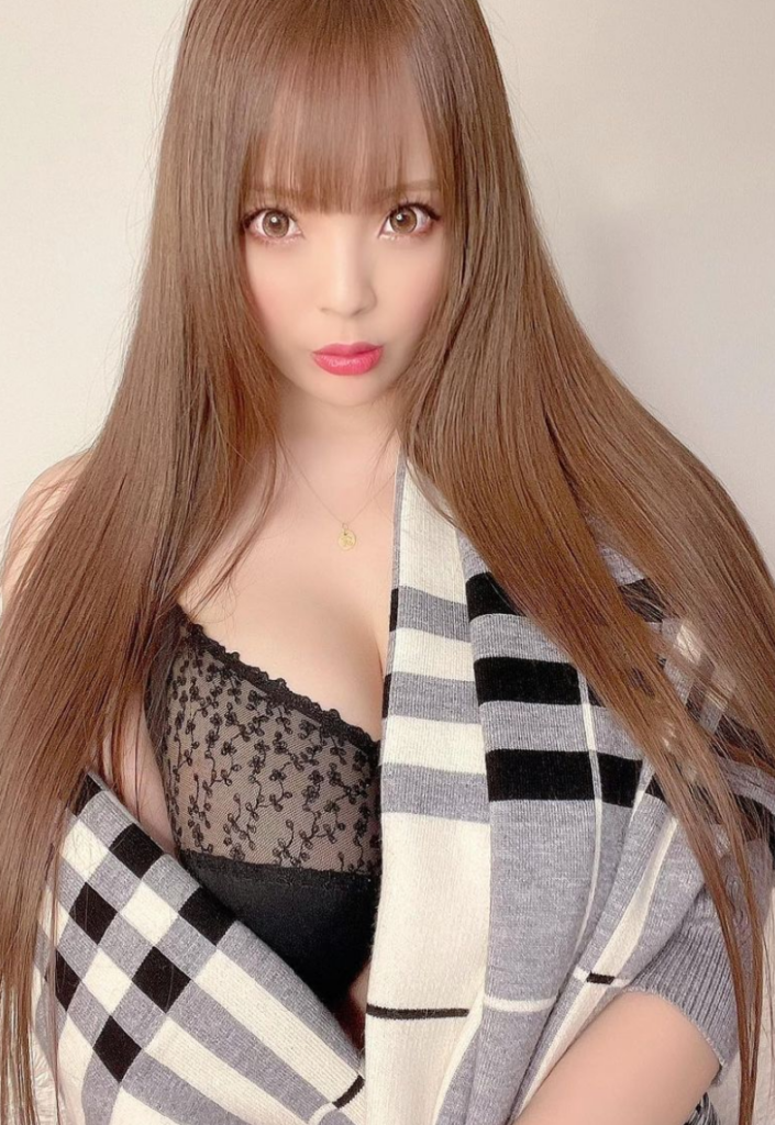 Hitomi Tanaka @hitomi_official sexy photo waearing a black bra