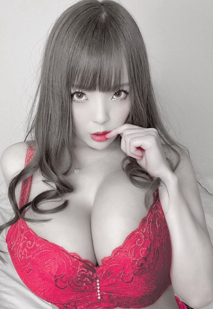 Hitomi Tanaka @hitomi_official sexy photo wearing a red bra