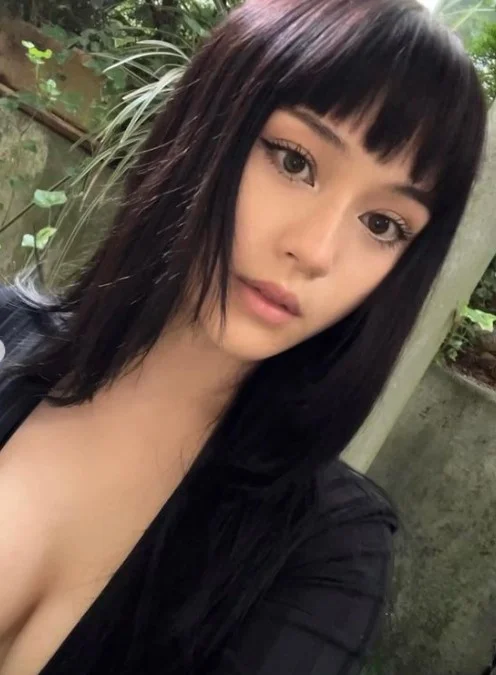 Vylerria (@Vylerria) Fansly model selfie wearing black top