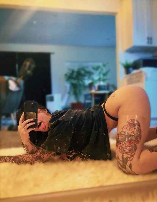 Octavia May (@itsoctaviamay) OnlyFans model picture lying down wearing black top