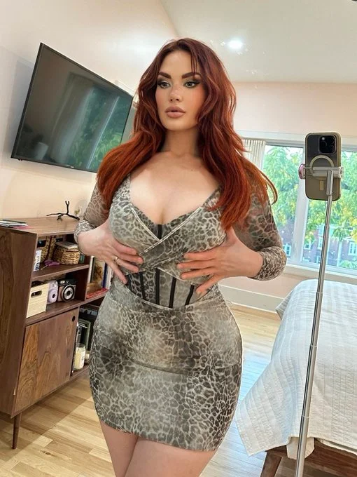 Siri Dahl (@siridahl) OnlyFans model picture standing wearing sexy fitted dress