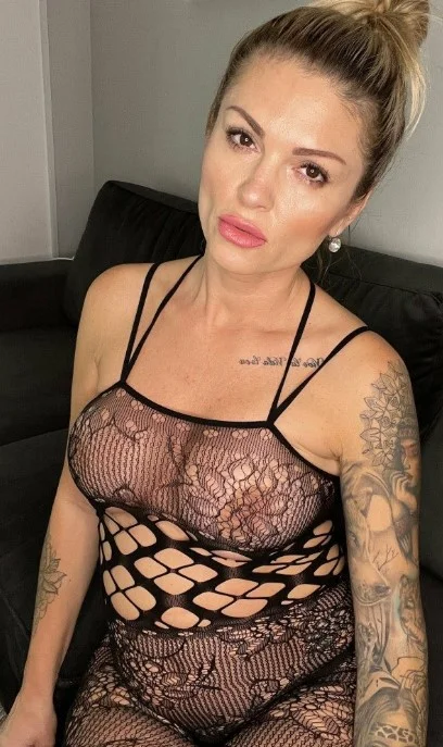 Sarah Montana (@sarahmontanavip) OnlyFans model picture wearing black lingerie