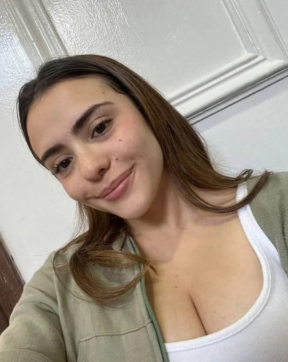 Clara Bohr (@clara.bohr) OnlyFans model selfie showing her cleavage