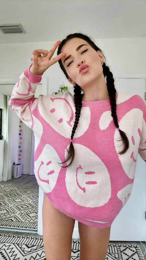 Kittyplays (@KittyPlays) Fansly model picture wearing pink sweater