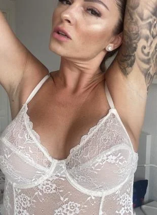 Sarah Montana (@sarahmontanavip) OnlyFans model picture wearing white top