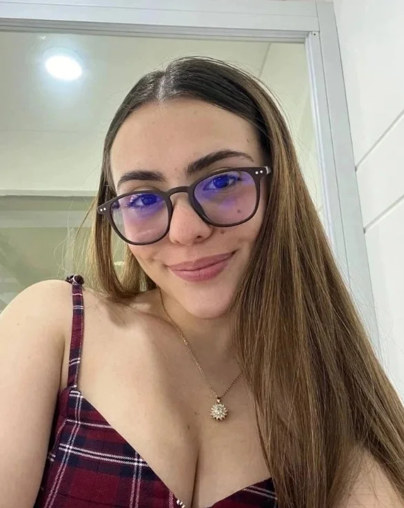 Clara Bohr (@clara.bohr) OnlyFans model picture wearing glasses