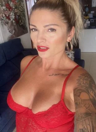 Sarah Montana (@sarahmontanavip) OnlyFans model selfie wearing red top