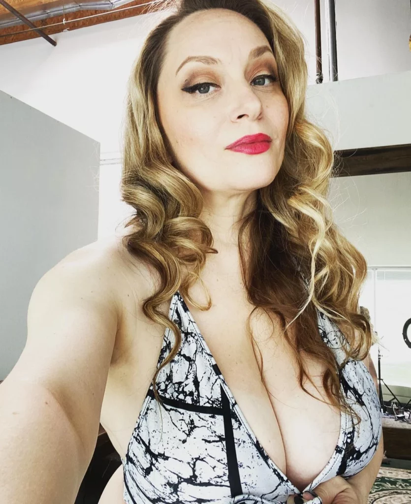Aiden Starr (@aidenstarr) OnlyFans model selfie showing her cleavage