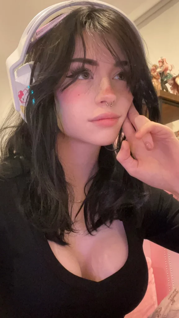 Hannah (@hannahowo) OnlyFans model picture wearing black top and a headphone