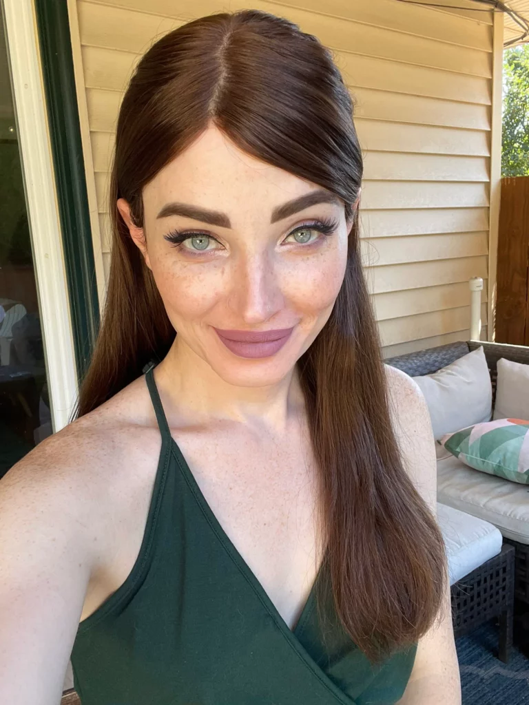 Natalie Mars (@nataliemars) OnlyFans model selfie wearing green top