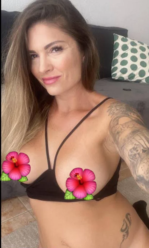 Sarah Montana (@sarahmontanavip) OnlyFans model picture wearing black bra