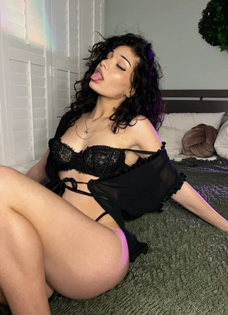 Amelie @little.warren OnlyFans Model sexy photo sitting in a bed