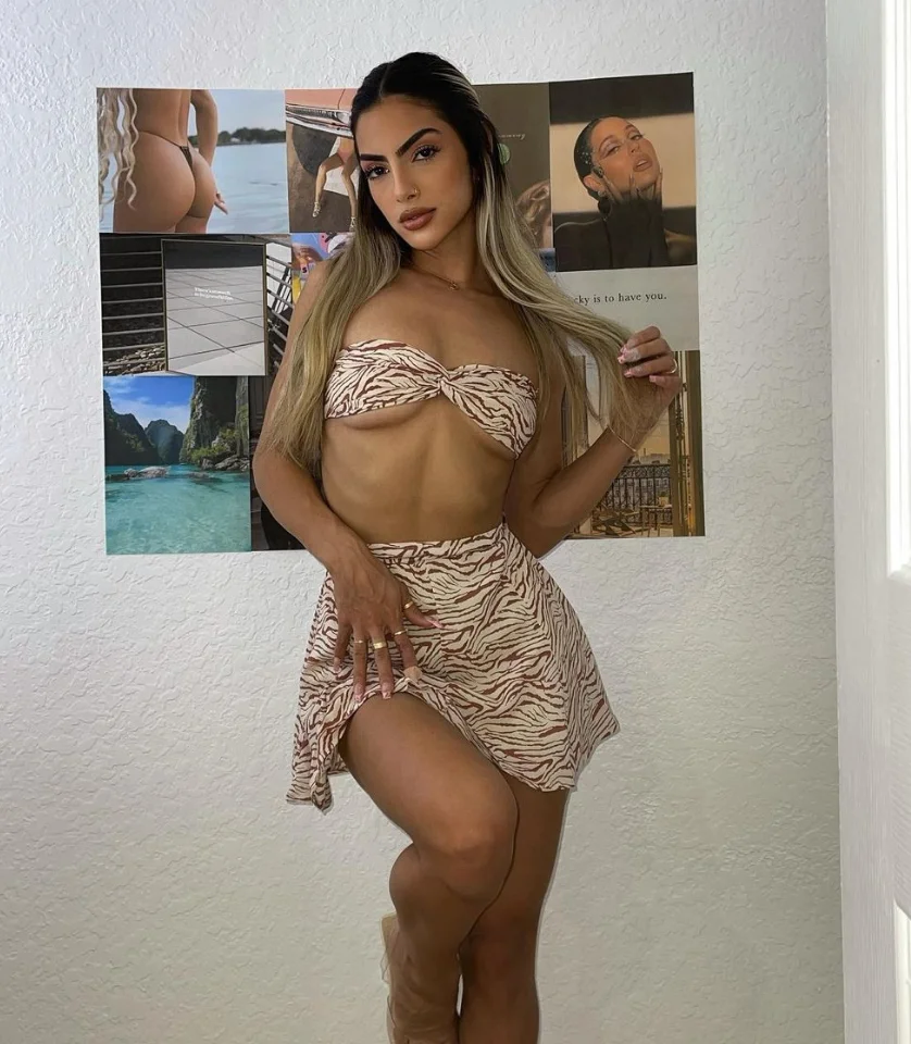 Eva Quiala @evaquiala OnlyFans Model sexy photo wearing a skirt