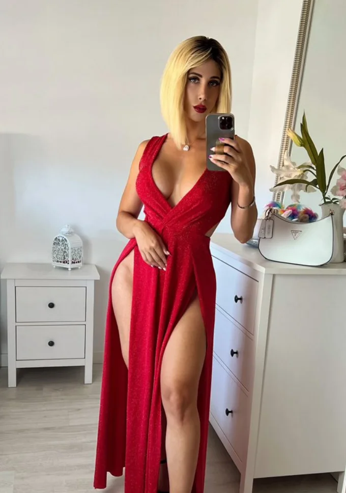 Judit Benavente @juditbenavente OnlyFans Model sexy photo wearing a gown