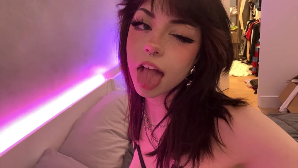 Hannah (@hannahowo) OnlyFans model selfie tongues out