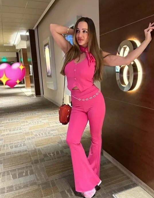 Abigail Mac (@abigailmac) OnlyFans model picture wearing pink clothes