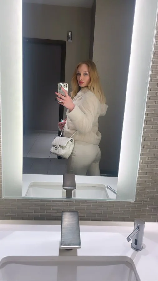 Daisy Stone (@daisystone) OnlyFans model picture in comfort room holding a white bag