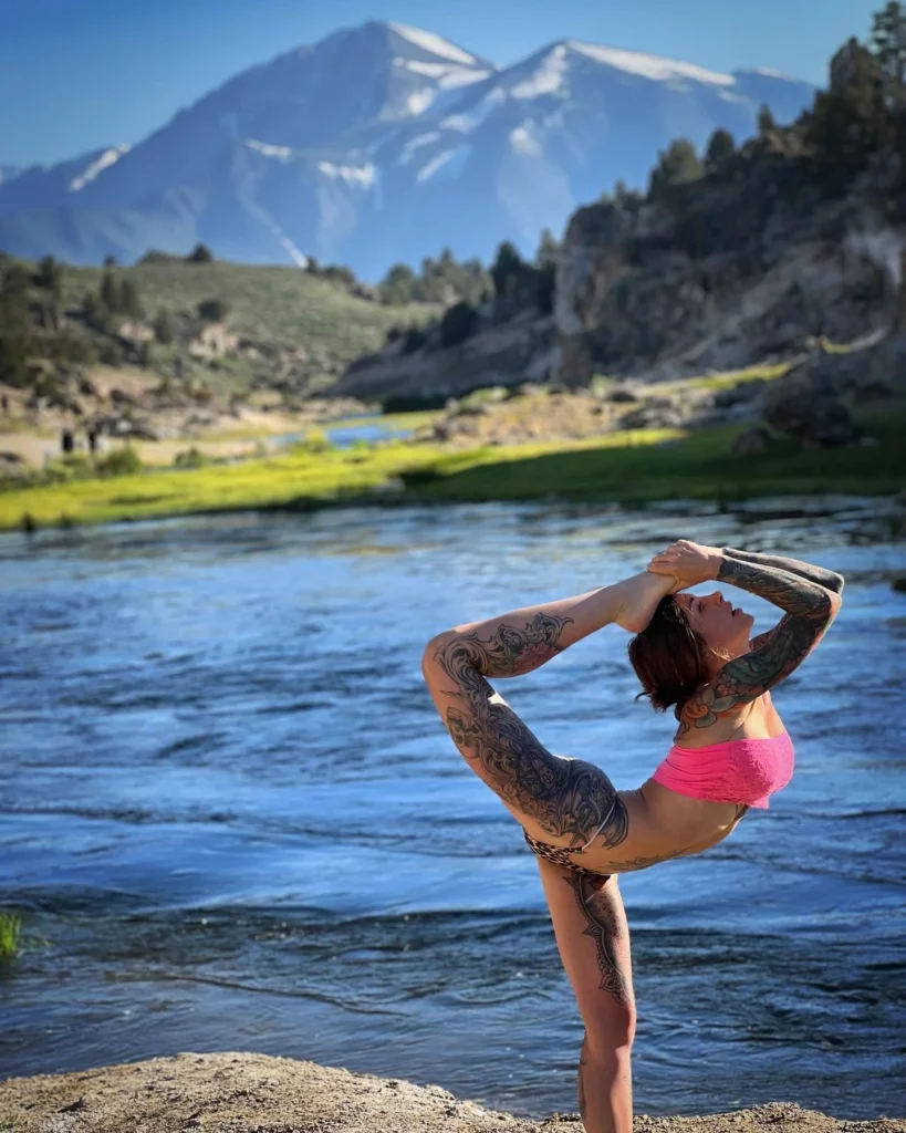 Felicity Feline (@felicityfeline) OnlyFans model picture doing yoga