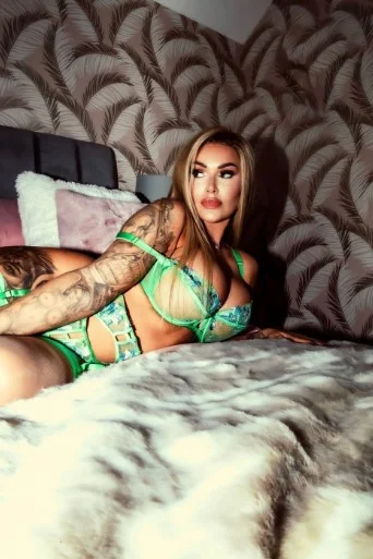 Gemma Massey (@imgemmamassey) OnlyFans model picture in bed wearing green lingerie