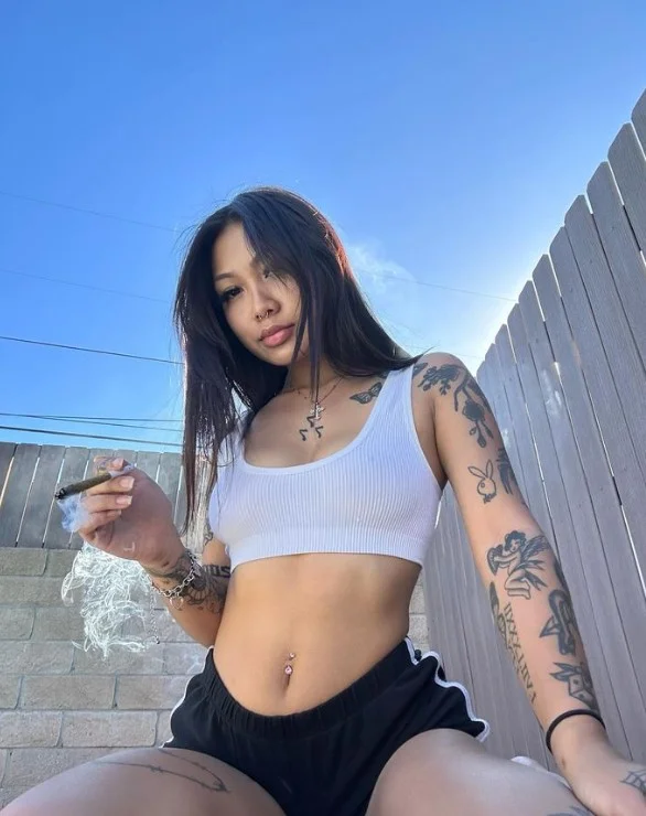 Yumi Sin (@yumisinxxx) OnlyFans model picture holding a cigarette 