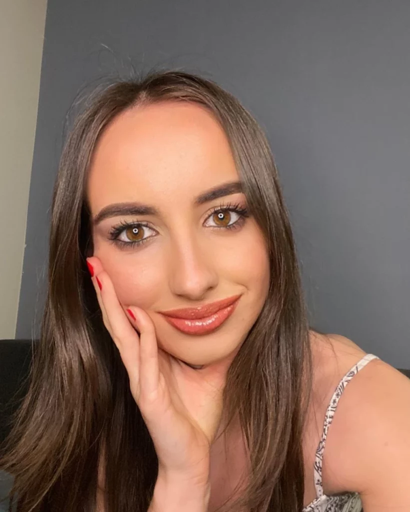 Mia Shica (@mishica) OnlyFans model selfie wearing make up