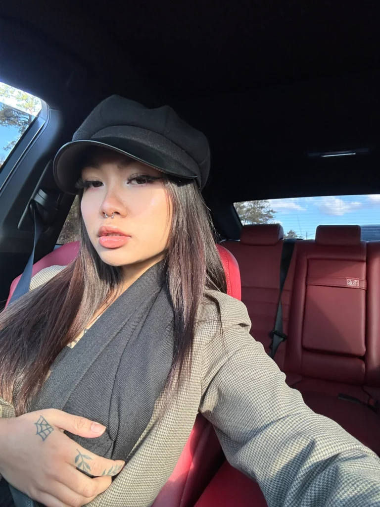 Yumi Sin (@yumisinxxx) OnlyFans model picture in car