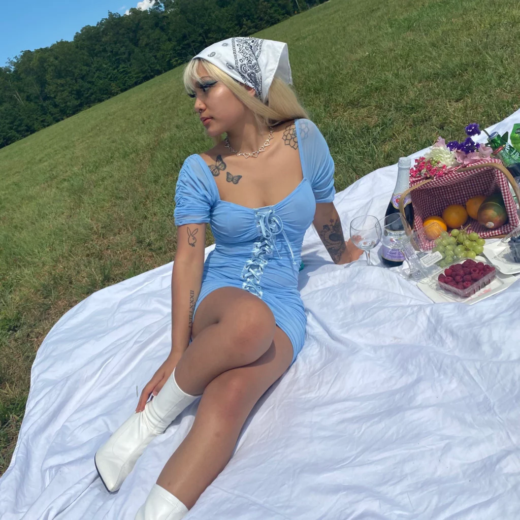 Yumi Sin (@yumisinxxx) OnlyFans model picture doing picnic and she is wearing blue dress