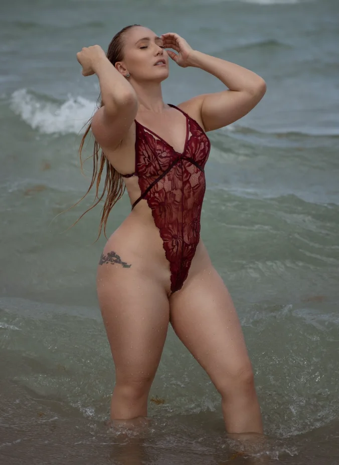 AJ Applegate: @ajapplegatevip OnlyFans Model sexy photo wearing a swimsuit