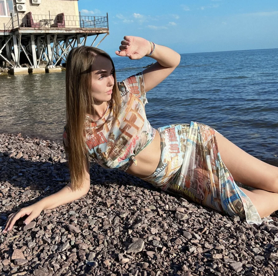 Sia Siberia: @sia_siberia OnlyFans Model sexy photo laying in a beach