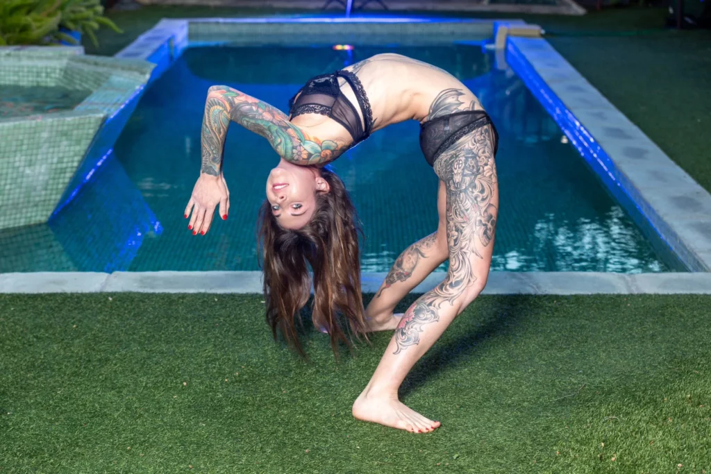 Felicity Feline (@felicityfeline) OnlyFans model picture doing yoga and she is wearing black lingerie