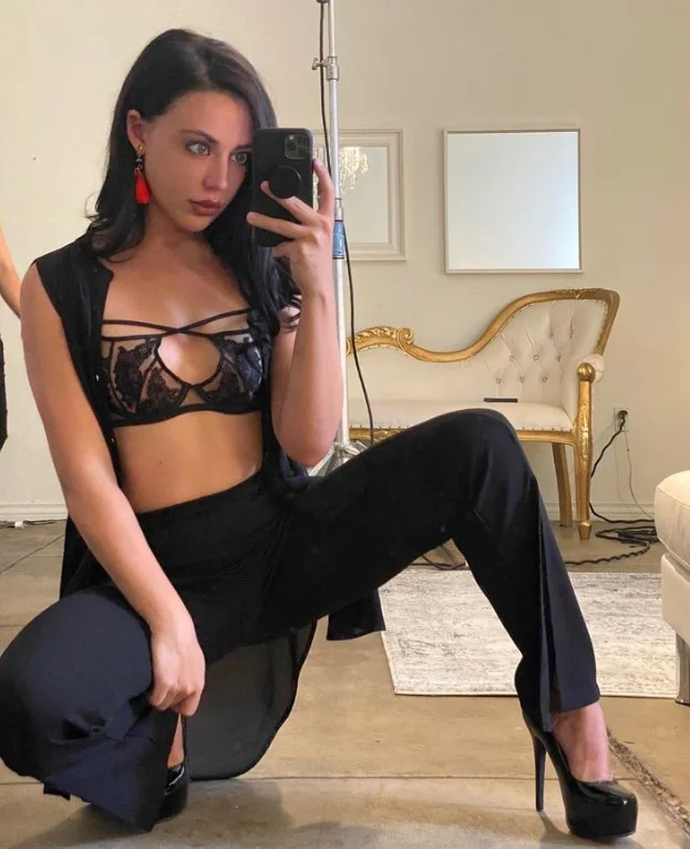 Whitney Wright (@whitneywrightxxx) OnlyFans model picture wearing high heels