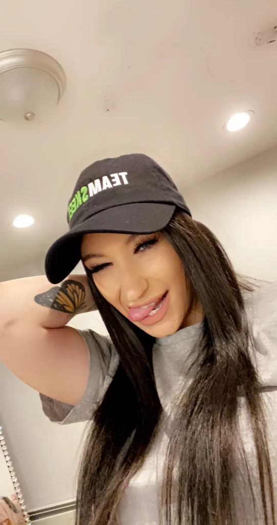 Alessia Luna (@alessialunaxxx) OnlyFans model sexy picture wearing cap