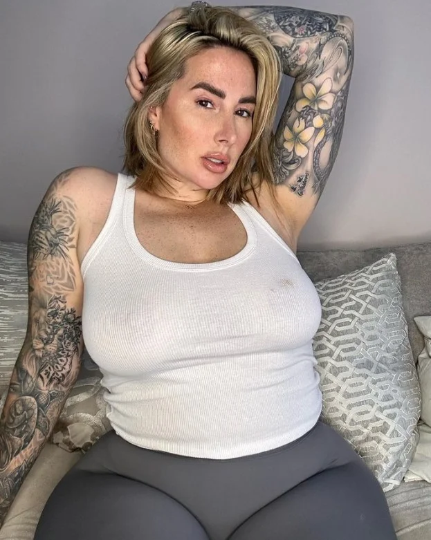 Paige Turnah (@paige_turnah) OnlyFans model picture wearing white top