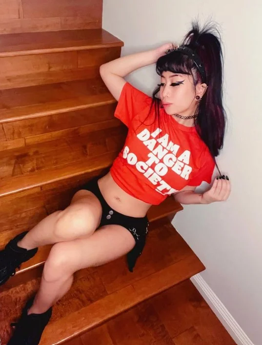 Jade Kush (@kushqueenj) OnlyFans model sexy picture in stair wearing orange top