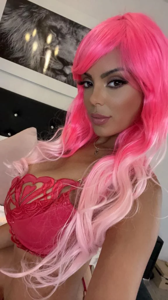 Canela Skin (@canelaskinx) OnlyFans model selfie wearing pink wig