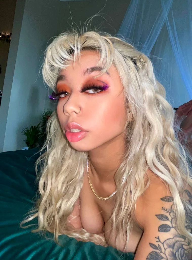 Gia Dibella (@gia.dibella) OnlyFans model selfie wearing makeup