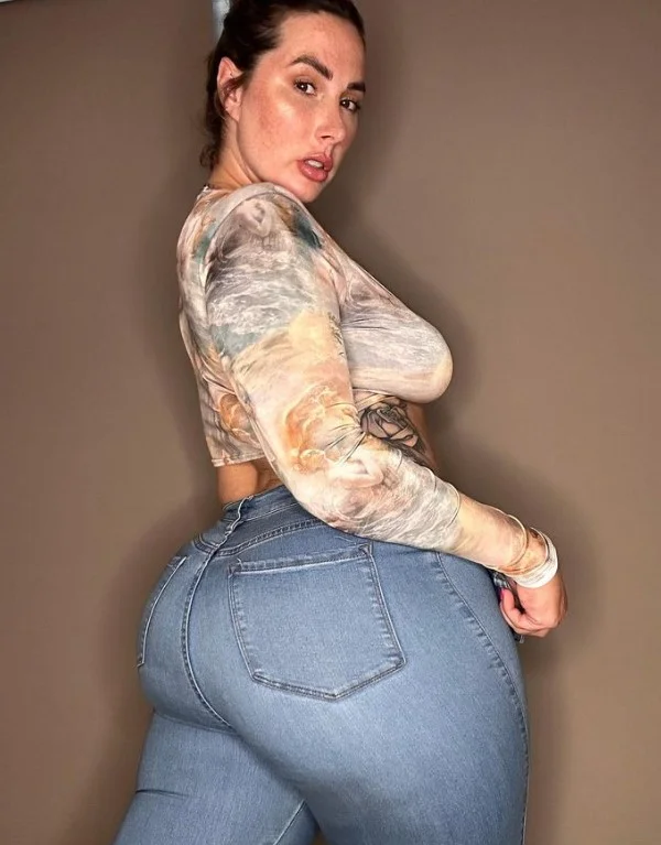 Paige Turnah (@paige_turnah) OnlyFans model picture wearing jeans