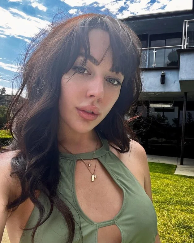 Whitney Wright (@whitneywrightxxx) OnlyFans model selfie wearing green top