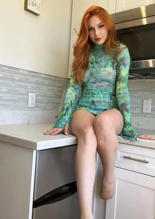 Lacy Lennon (@misslacylennon) OnlyFans model sexy picture wearing fitted dress