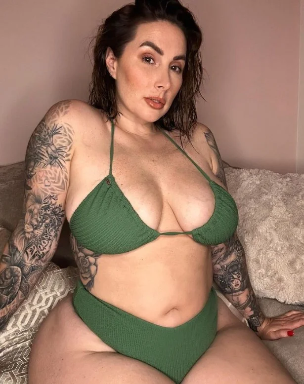 Paige Turnah (@paige_turnah) OnlyFans model picture wearing green bikini