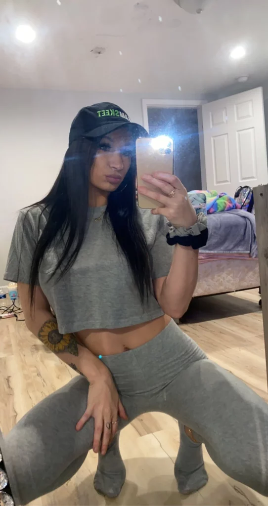 Alessia Luna (@alessialunaxxx) OnlyFans model sexy picture wearing gray clothes