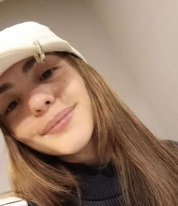 Clara Bohr (@clara.bohr) OnlyFans model selfie wearing white cap