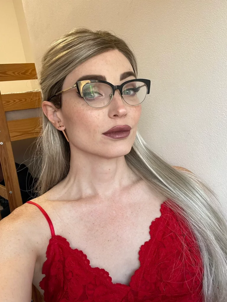 Natalie Mars (@nataliemars) OnlyFans model selfie wearing eyeglasses and red top