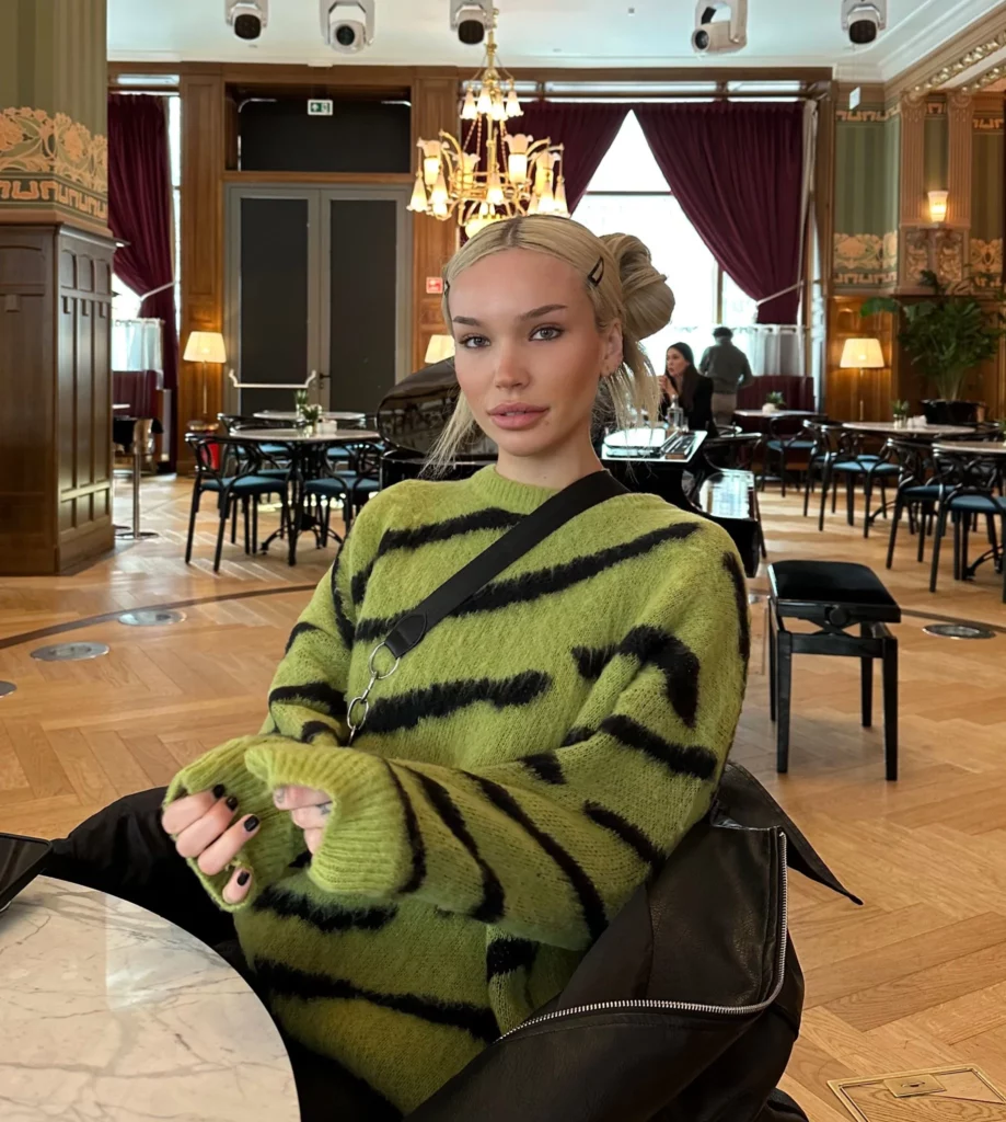 Rara Knupps (@raraknupps) OnlyFans model picture in restaurant wearing green sweater