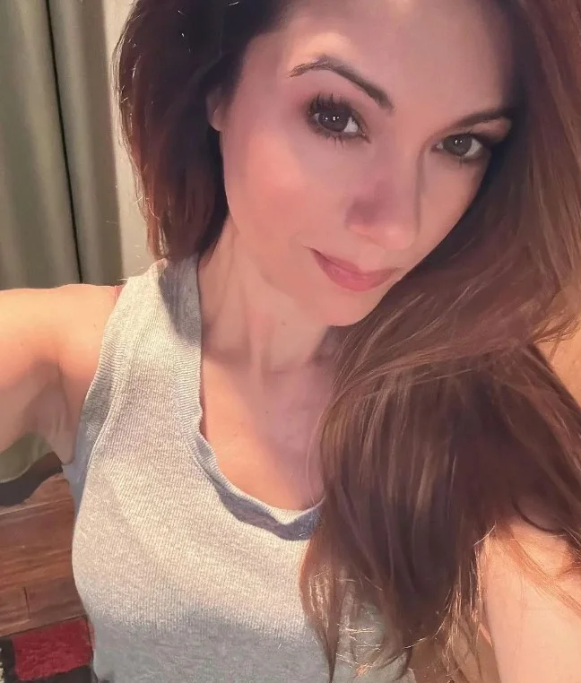 Ginny Potter (@GinnyPotter) Fansly model selfie wearing gray top