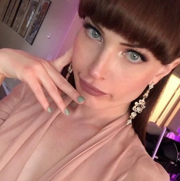 Natalie Mars (@nataliemars) OnlyFans model selfie wearing long earing