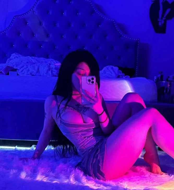Aleurierflare (@aleurierflare) OnlyFans model picture in bedroom showing her clavage