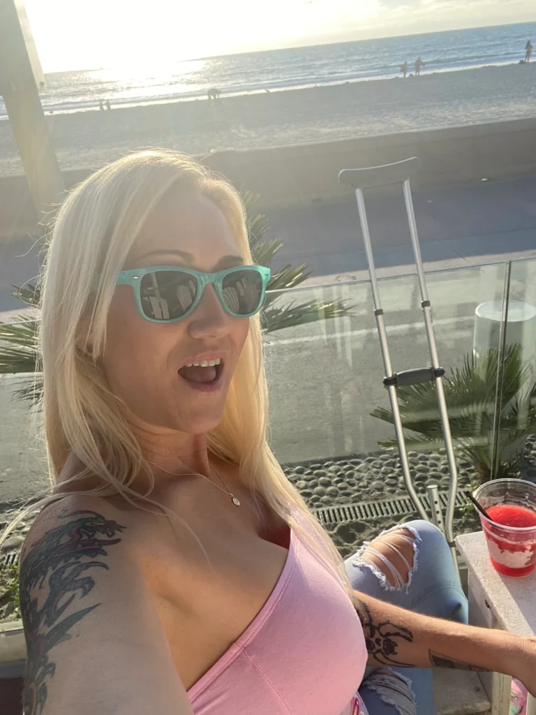 Alana Evans (@alanaevansxxx) OnlyFans model selfie wearing shades and white top