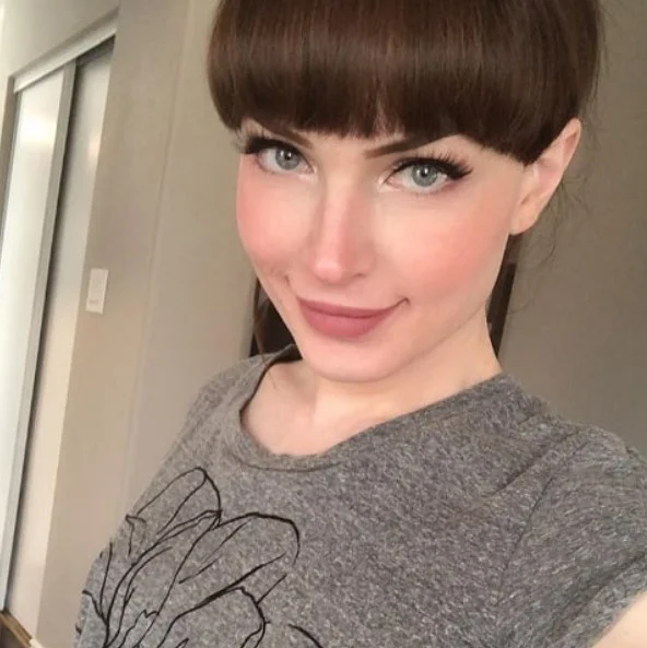 Natalie Mars (@nataliemars) OnlyFans model selfie wearing gray top